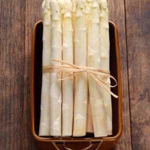 bunch of white asparagus